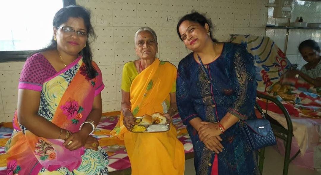 Volunteer team providing meals at Kinara Trust